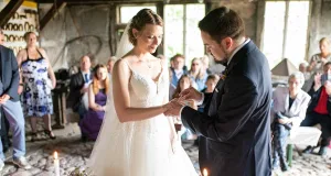 Trauung in der alten Schmiede am Kiekeberg. Foto: Peter Bednorz