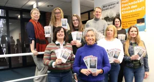 Der Arbeitskreis der kommunalen Gleichstellungsbeauftragten mit (vorn, von links) Svenja Riebau, Andrea Schrag, Martina Munz, Antje Borowski sowie (hinten, von links) Ulrike Glüer, Yvonne Bodendiek, Inka Theden, Carsten Reck und Astrid Warburg-Manthey lädt zu Kino und Currywurst ein. Foto: Landkreis Harburg