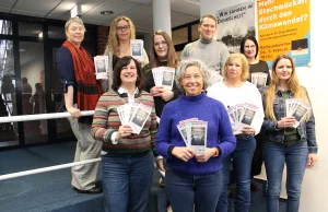 Kino und Currywurst: Besonderer Abend würdigt Meilenstein der Gleichberechtigung Der Arbeitskreis der kommunalen Gleichstellungsbeauftragten mit (vorn, von links) Svenja Riebau, Andrea Schrag, Martina Munz, Antje Borowski sowie (hinten, von links) Ulrike Glüer, Yvonne Bodendiek, Inka Theden, Carsten Reck und Astrid Warburg-Manthey lädt zu Kino und Currywurst ein. Foto: Landkreis Harburg
