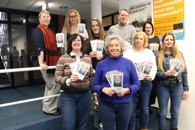 Der Arbeitskreis der kommunalen Gleichstellungsbeauftragten mit (vorn, von links) Svenja Riebau, Andrea Schrag, Martina Munz, Antje Borowski sowie (hinten, von links) Ulrike Glüer, Yvonne Bodendiek, Inka Theden, Carsten Reck und Astrid Warburg-Manthey lädt zu Kino und Currywurst ein. Foto: Landkreis Harburg