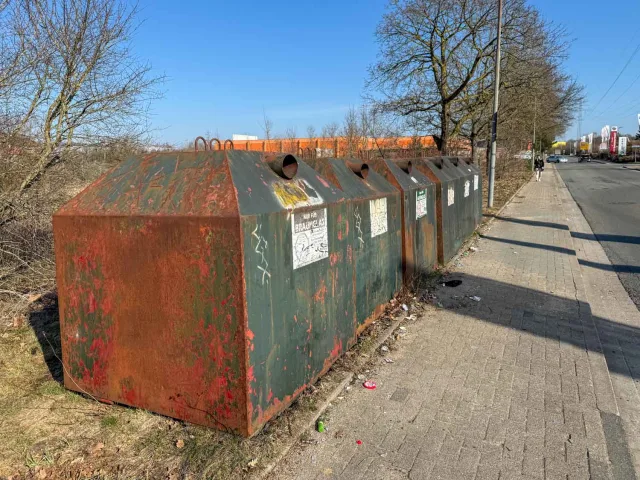 20260305_JOTO_Glascontainer_Maurerstraße_Buchholz_001 Seit Jahresbeginn keine Altkleidercontainer in Buchholz. Die neuste Idee: ein Schild, das der Landkreis aufstellen soll. Der sagt: Nein. Foto: JOTO