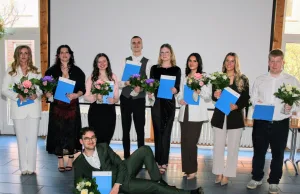 Neue Pflegefachkräfte für die Krankenhäuser Buchholz und Winsen Die Pflege-Absolventen des Kurses April 23/26 feiern ihr bestandenes Examen am Krankenhaus Buchholz. Foto: Krankenhäuser Buchholz-Winsen