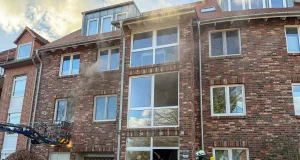 Joggerin entdeckt Rauch: Küchenbrand in Buchholz – 30.000 Euro Schaden Feuerwehrkräfte aus Sprötze und Buchholz löschten den Brand in einem Mehrfamilienhaus an der Straße Am Radeland. Foto: JOTO