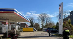 Radfahrerin unter Auto eingeklemmt: Feuerwehr befreit Frau in Buchholz Auf der Hamburger Straße in Buchholz kollidierten eine Autofahrerin und eine Radfahrerin. Die Feuerwehr musste die Verletzte befreien. Foto: JOTO