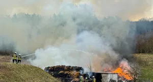 Verfrühtes Osterfeuer: 11-Jähriger zündet Strohballen an Mehr als 60 Strohballen brannten am Gründonnerstag auf einem Feld in Lüllau. Feuerwehren aus der gesamten Region rückten zu dem Großeinsatz aus. Foto: JOTO