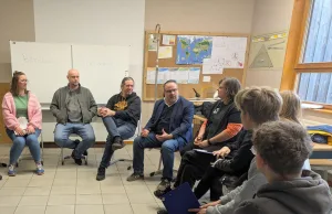 ÖPNV und Wohnungsnot: Jugendliche diskutieren mit Landtagsabgeordnetem Jan Bauer Jan Bauer besuchte die Jugendwerkstatt Chancen schaffen in Buchholz und diskutierte mit Schülerinnen und Schülern über aktuelle Themen. Foto: Stadt Buchholz