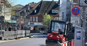 Am Mittwoch lag noch der Geruch von frischem Asphalt in der Luft. Jetzt gibt es gute Nachrichten für Autofahrer: Die Neue Straße in Buchholz ist früher wieder frei als gedacht. Foto: Hamann