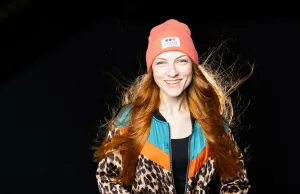 Musikerin aus dem Landkreis Harburg stellt Debütroman mit Soundtrack vor Die Singer-Songwriterin Nora Sänger verbindet in ihrem ersten Roman Literatur und Musik Foto: ein