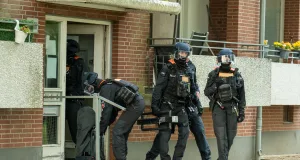 Die Polizei stürmte im Verlauf des Abends mindestens zwei Wohnungen in Tatortnähe. Foto: JOTO