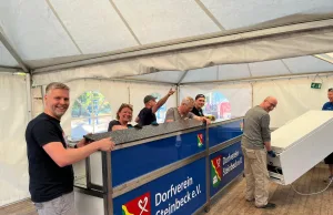 Ehrenamtliche Helfer bauen das Dorffest Steinbeck auf. Foto: ein