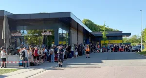 Rund 1.000 Bahnreisende wurden auf dem Parkplatz des Edeka Markt Schreibers in Spötze betreut. Foto: JOTO