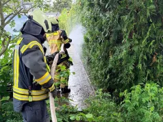 Die Ortswehr Holm löschte den Brand im Kleiberweg mit einem C-Strahlrohr im Schnellangriff. Foto: Feuerwehr Buchholz
