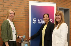 Auf viele kreative Bilder zum Thema Wasser, Trinken und der Pause im Schatten freuen sich (von links) Juliane Thoms, Ana Cristina Bröcking und Astrid Schwemin. Foto: Landkreis Harburg